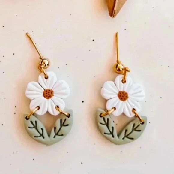 Mini Bloom White Dangle Earrings NEW - Picture 1 of 2